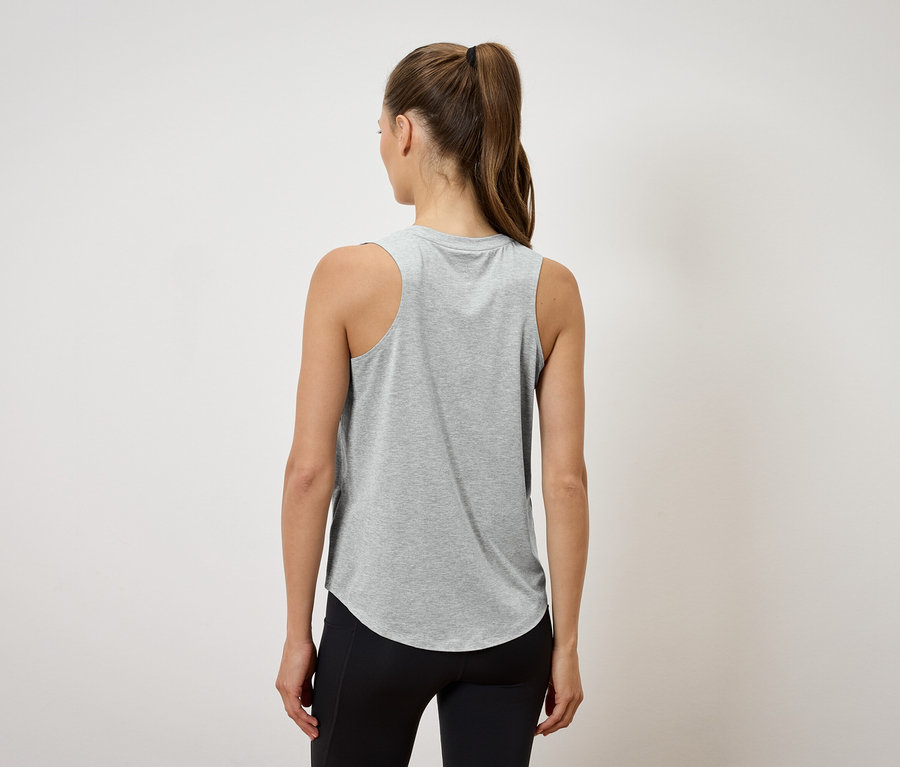 Rückansicht einer Frau mit Pferdeschwanz, die ein graues Tanktop und schwarze Leggings trägt.