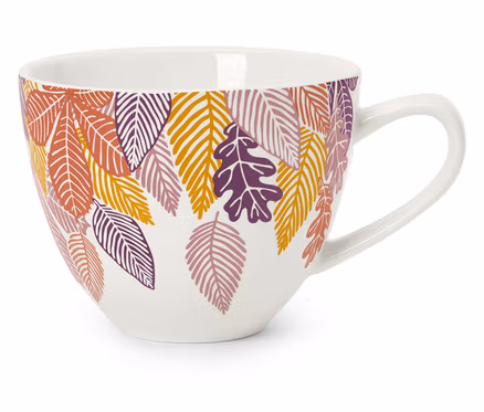 Weiße Tasse mit bunten Blättermotiven.