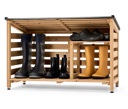 Vier Paar Schuhe stehen ordentlich in einem Outdoor-Schuhregal.