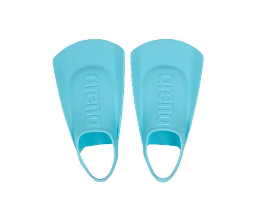 Zwei hellblaue arena Kinder-Schwimmflossen Junior liegen nebeneinander.