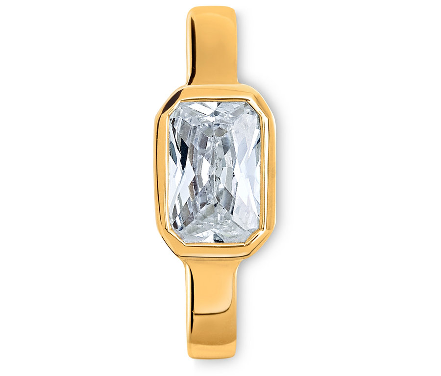 Detailaufnahme eines goldenen Rings mit einem rechteckigen, klaren Stein.