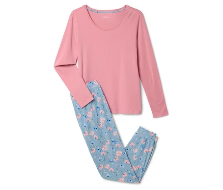 Ein rosa langärmliger Schlafanzug und eine blaue Hose mit Blumenmuster liegen übereinander.