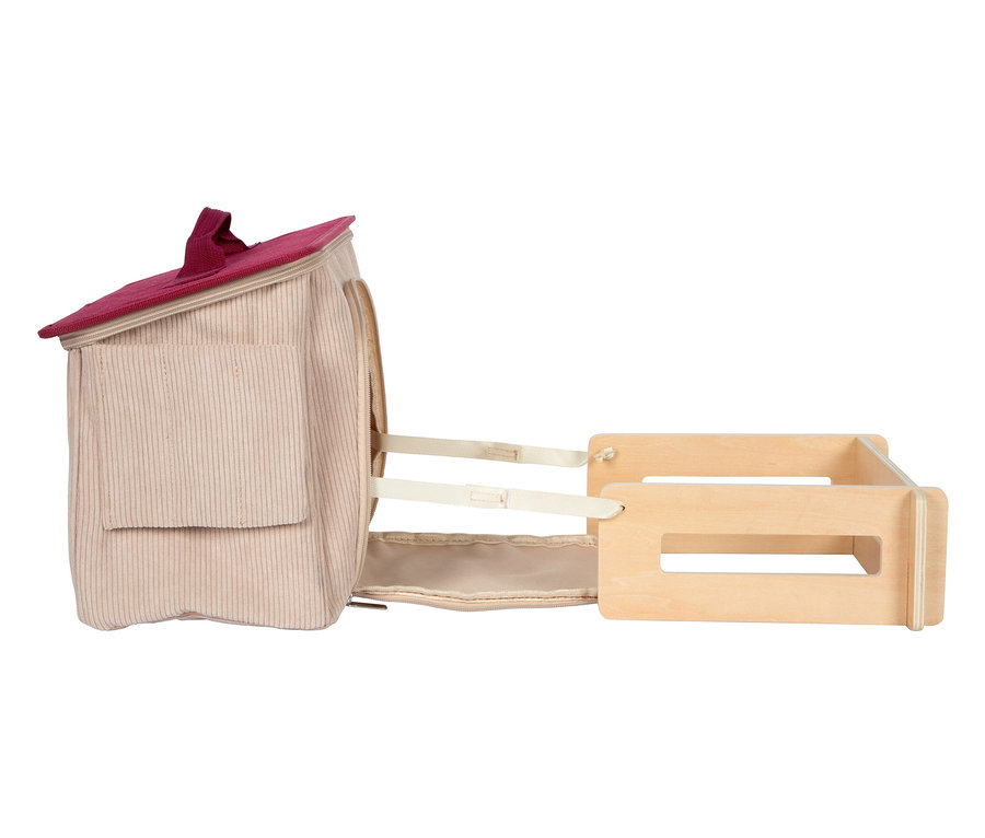 Spiel-Set Pferd mit Stall von small foot: Ein beiger Cord-Stall mit rotem Dach ist mit Riemen an einem hölzernen Kasten befestigt.