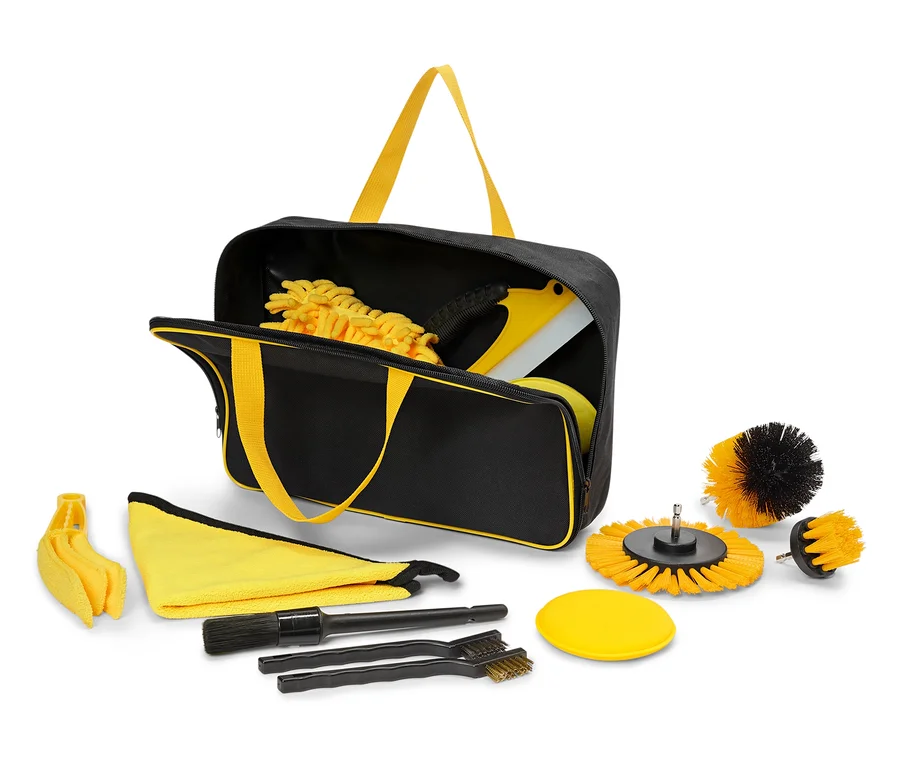 Eine schwarze Tasche mit gelben Griffen enthält und umgibt ein Set Reinigungsgeräte.