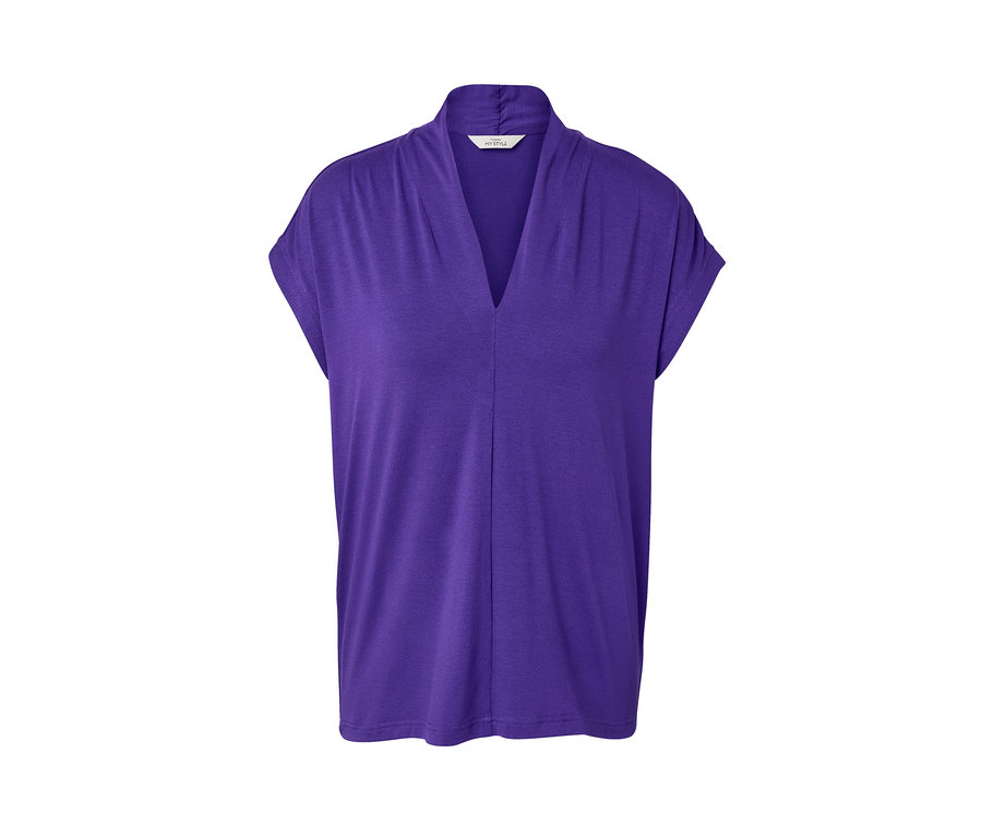 Lila Blusenshirt mit V-Ausschnitt.