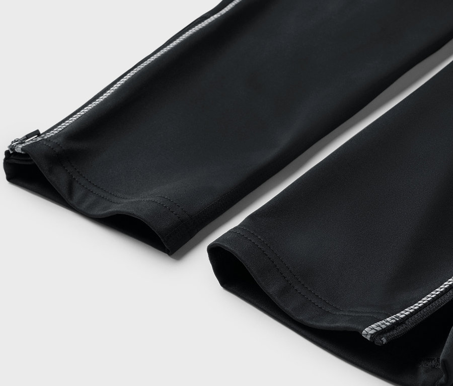 Detailaufnahme einer schwarzen Leggings mit weißem Saum.