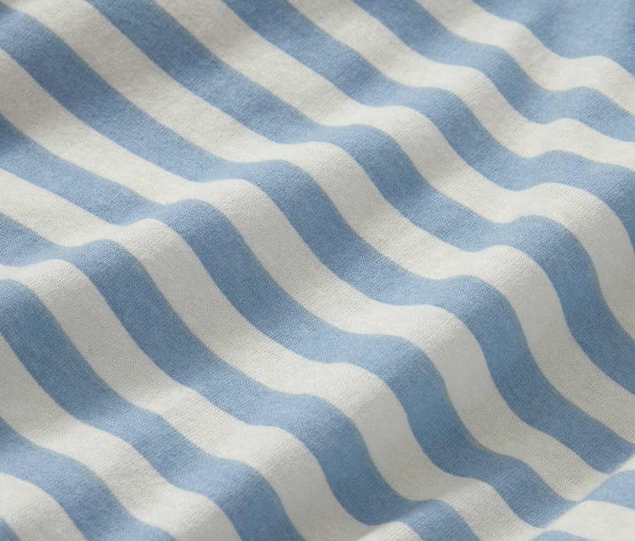 Nahaufnahme von Winterjersey-Bettwäsche in Normalgröße mit blauen und weißen Streifen.