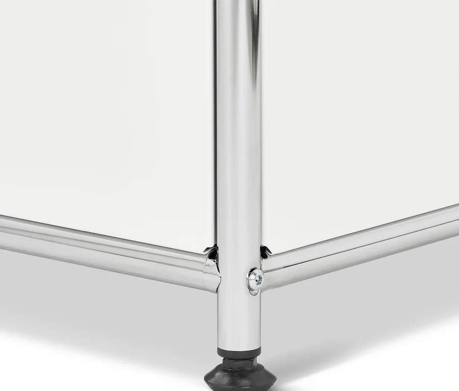 Detail einer weißen Metallgarderobe »CN3« mit 2 Klappfächern und 2 Schubladen.