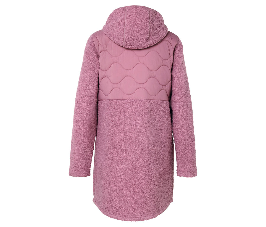 Rückansicht eines langen, rosafarbenen Mantels mit Kapuze und gewellter Steppung.