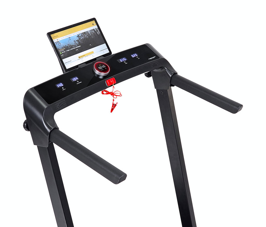 Nahaufnahme eines schwarzen 2-in-1-Laufbands mit einem Tablet, das an der Konsole befestigt ist.
