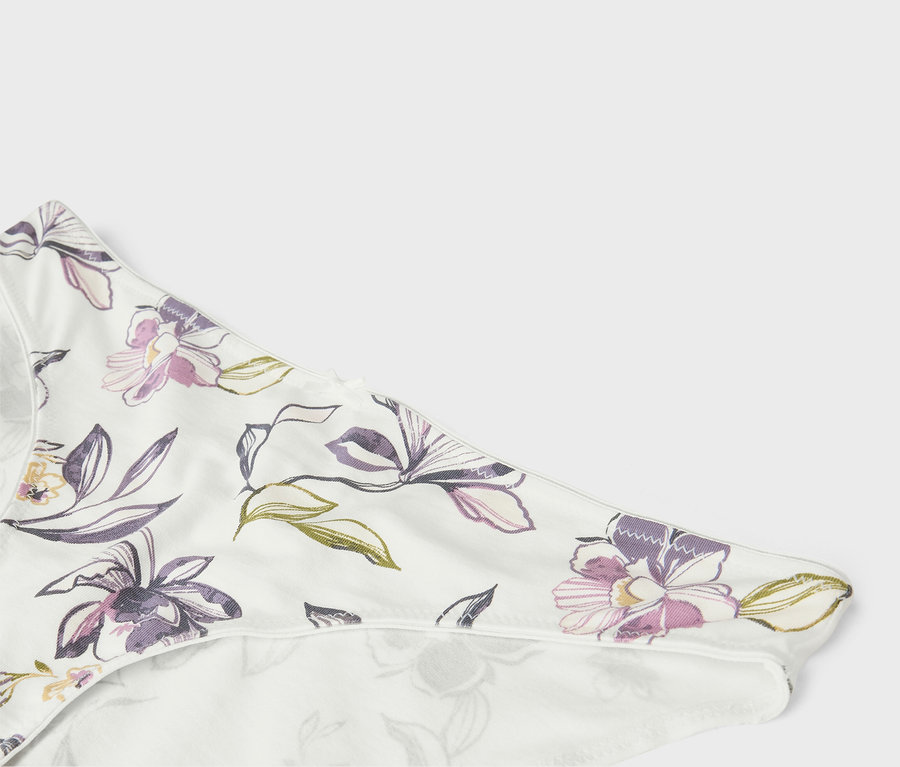 Nahaufnahme von weißer Unterwäsche mit Blumenmuster.