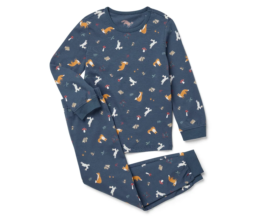Blauer Schlafanzug mit Fuchs-, Hasen-, Pilz- und Igelmuster.