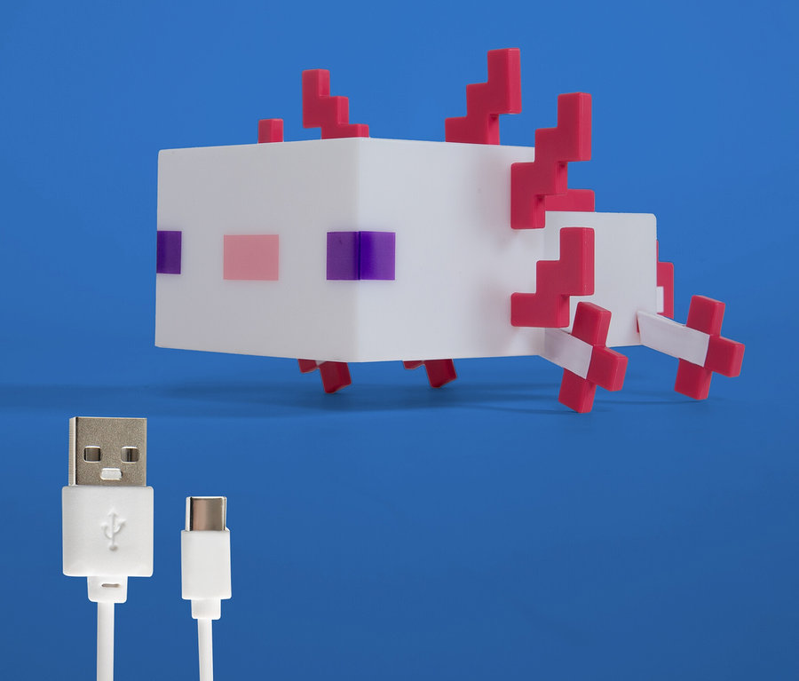 Ein weißer Axolotl aus Bausteinen mit roten Akzenten und zwei USB-Kabeln vor blauem Hintergrund.