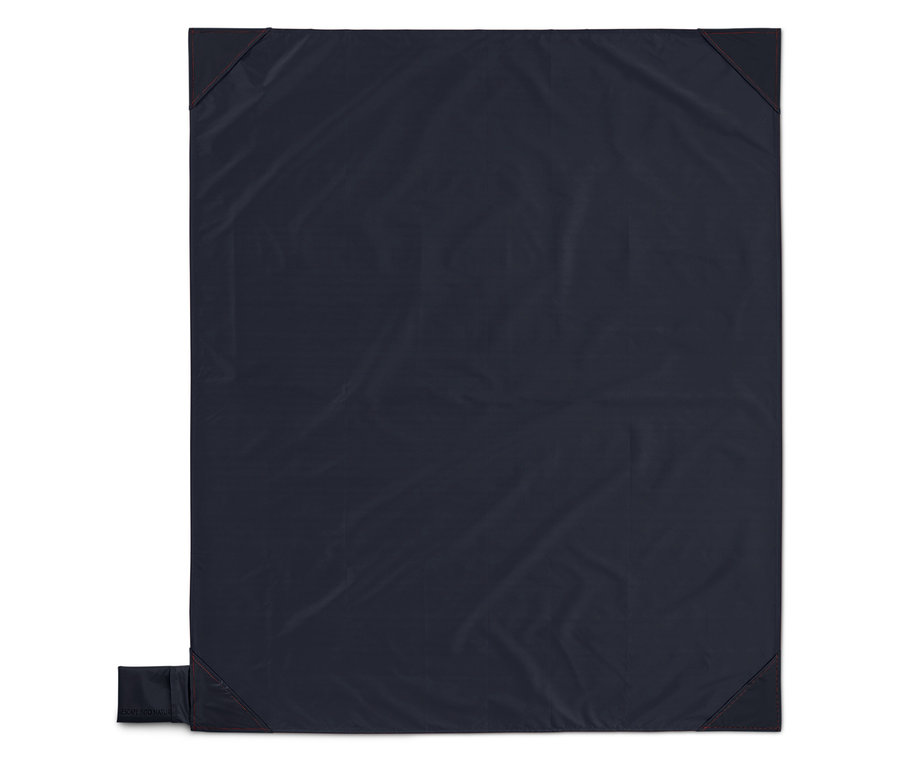 Dunkelblaue Decke mit roten Nähten an den Ecken, flach ausgebreitet.