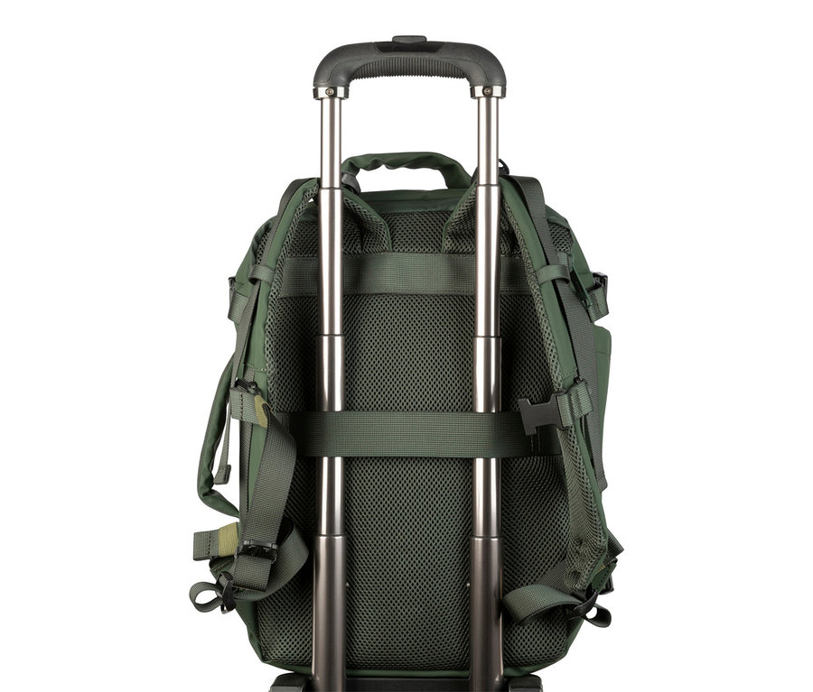 Nahaufnahme eines grünen Rucksacks mit Trolley-Griff.