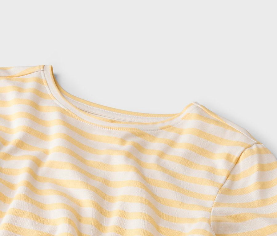 Detailansicht eines gelb-weiß gestreiften T-Shirts mit Rundhalsausschnitt.