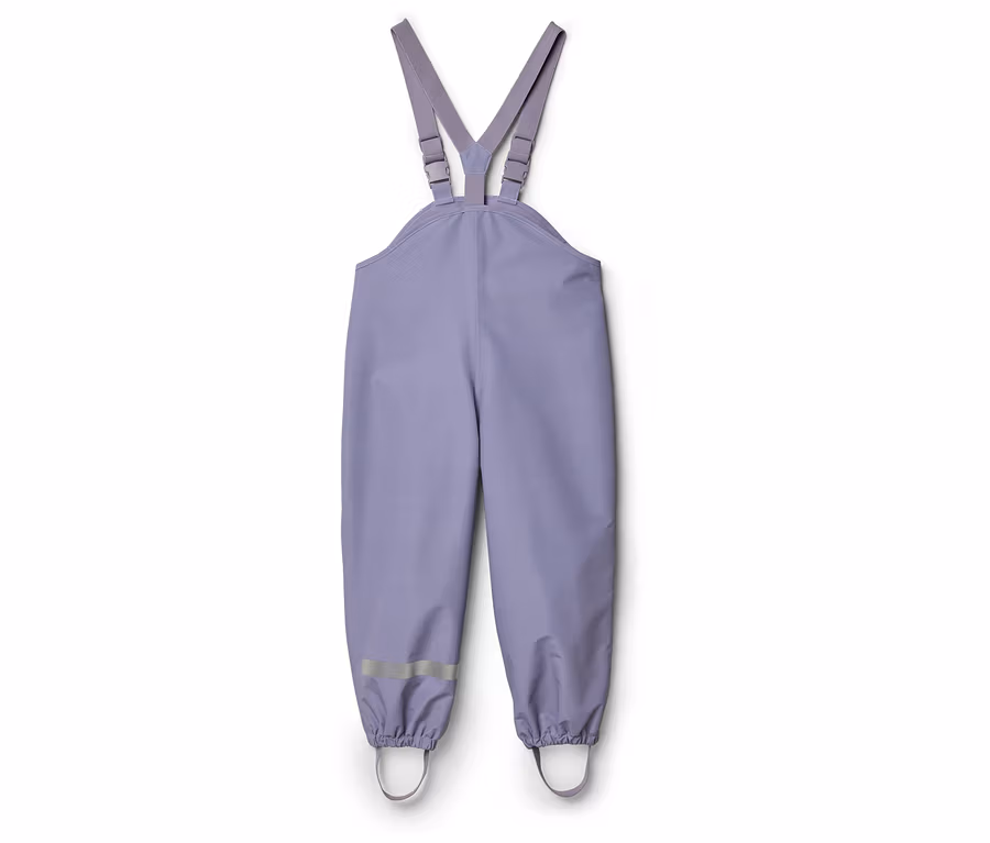 Lila Regenhose mit Hosenträgern liegt auf einem weißen Hintergrund.