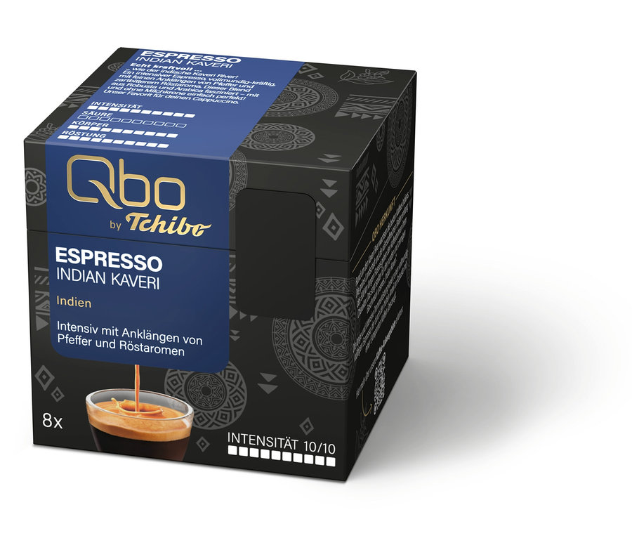 Eine Qbo by Tchibo Espresso Indian Kaveri Kapselpackung ist zu sehen. Auf der Packung ist ein Espresso im Glas abgebildet. Intensität 10/10.