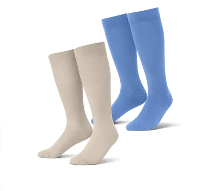 Zwei Paar Kniestrümpfe, eins in Beige und eins in Blau, stehen auf einem weißen Hintergrund.