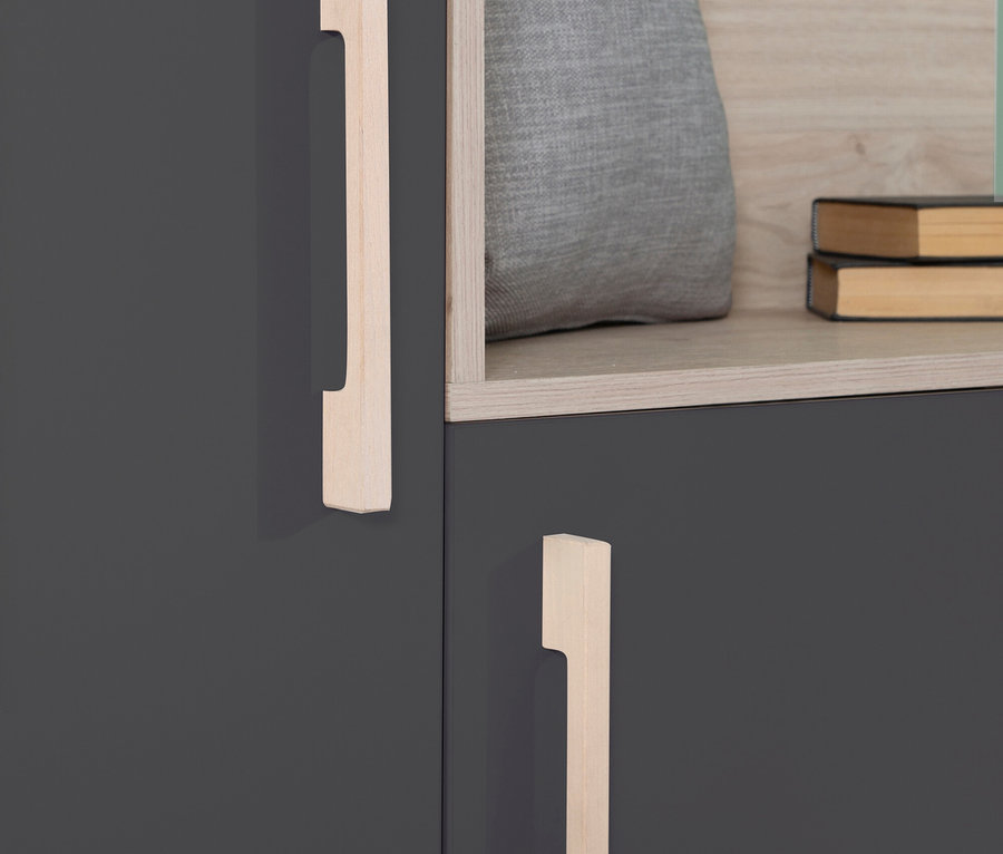 Nahaufnahme der anthrazitfarbenen Roba Kompaktgarderobe »Entry« mit hellen Holzgriffen, einem grauen Kissen und Büchern im Hintergrund.