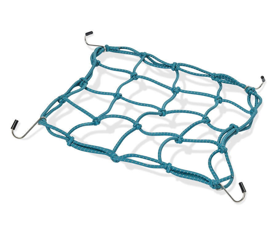 Ein blaues Gepäcknetz mit Haken an allen vier Ecken liegt auf einem weißen Hintergrund.