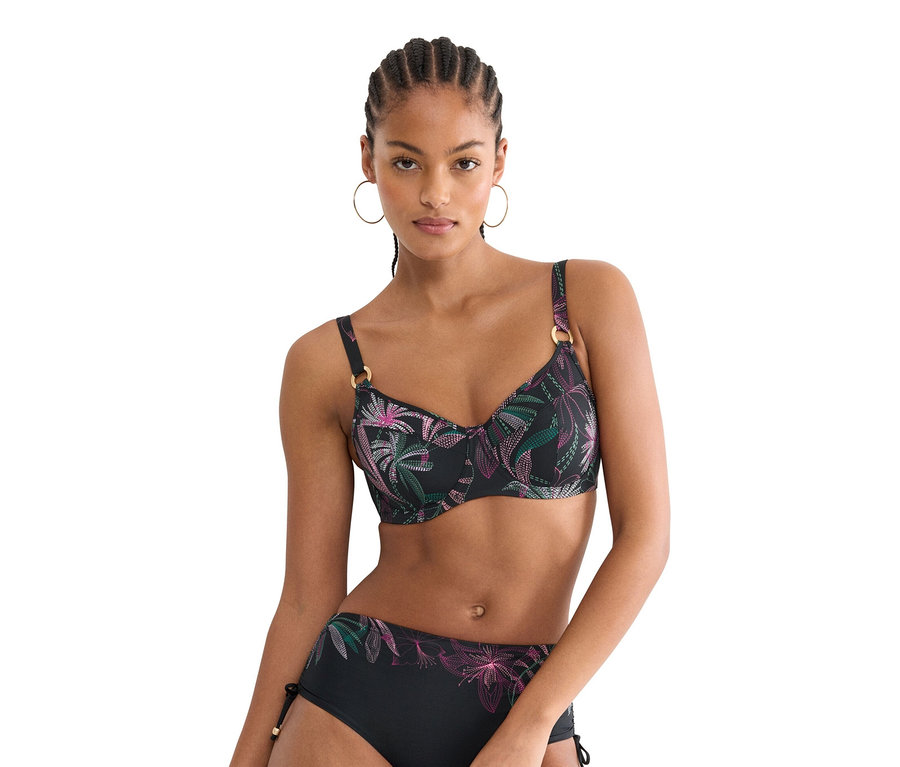 Frau trägt einen schwarzen Bikini mit Blumenmuster.
