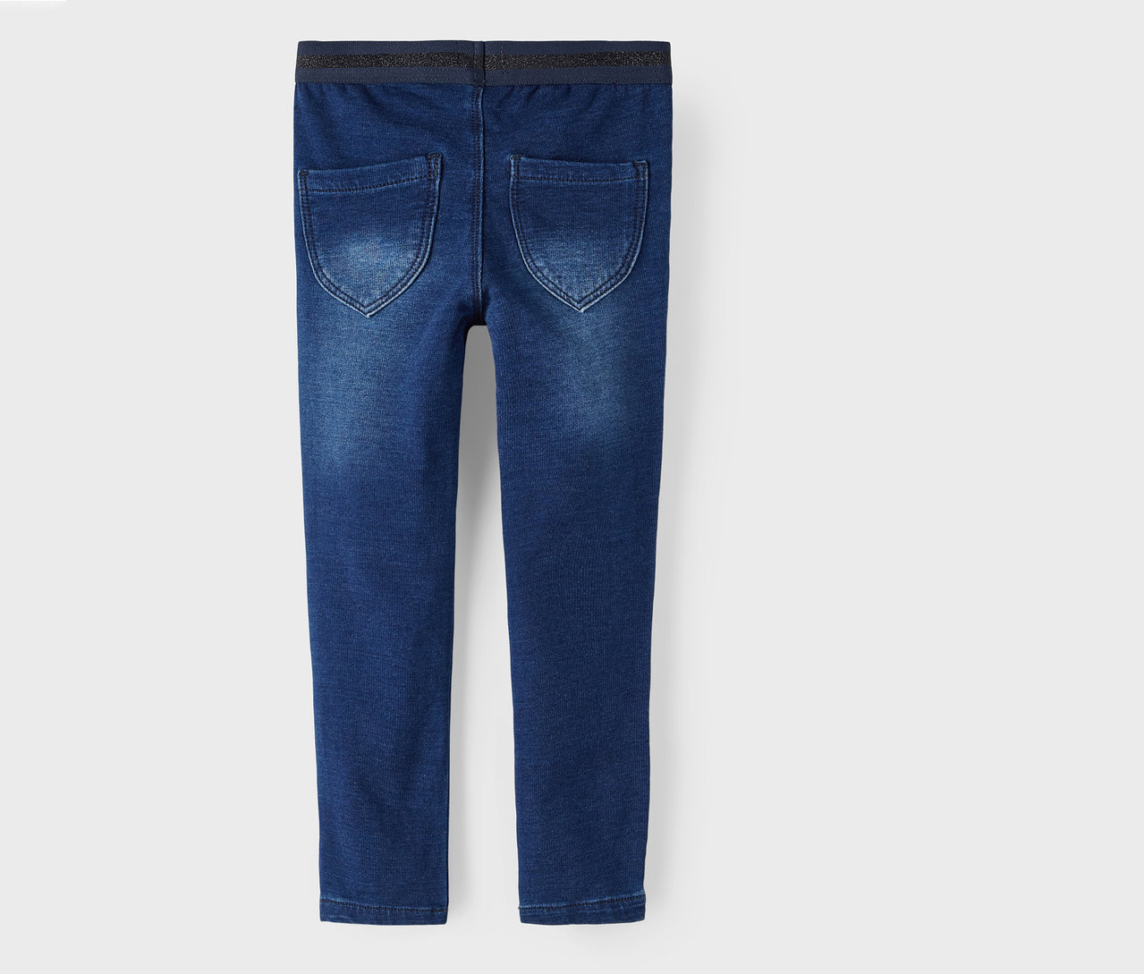 Nahaufnahme der Rückseite einer blauen NAME IT Jeggings.