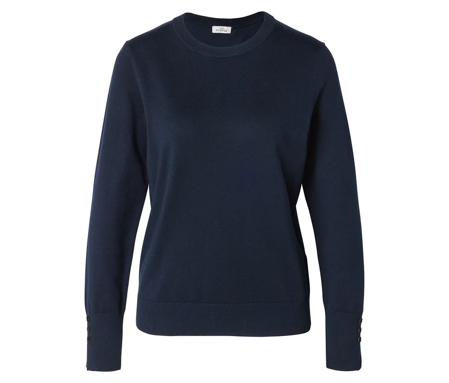Marineblauer Strickpullover mit langen Ärmeln und runden Halsausschnitt, Ärmelenden mit je drei Knöpfen.