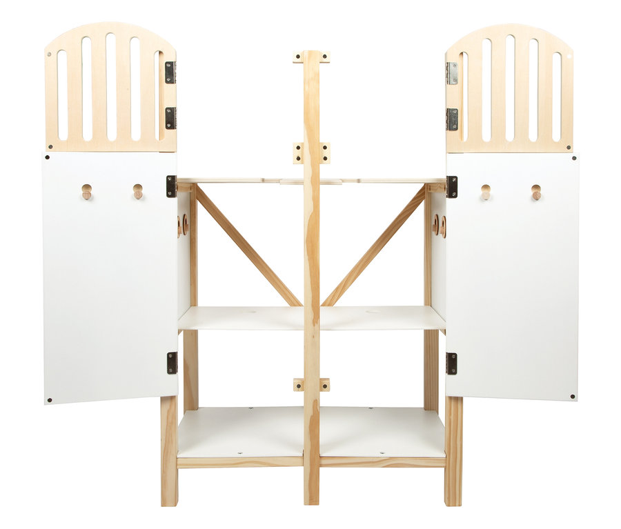 Der small foot Hobby-Horse-Pferdestall mit zwei offenen, weißen Schranktüren und Regalen aus hellem Holz.