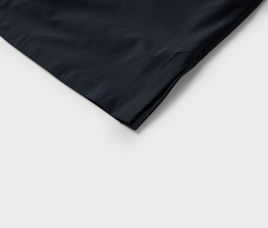 Nahaufnahme einer Ecke eines dunklen Stoffes mit sichtbaren Nähten.