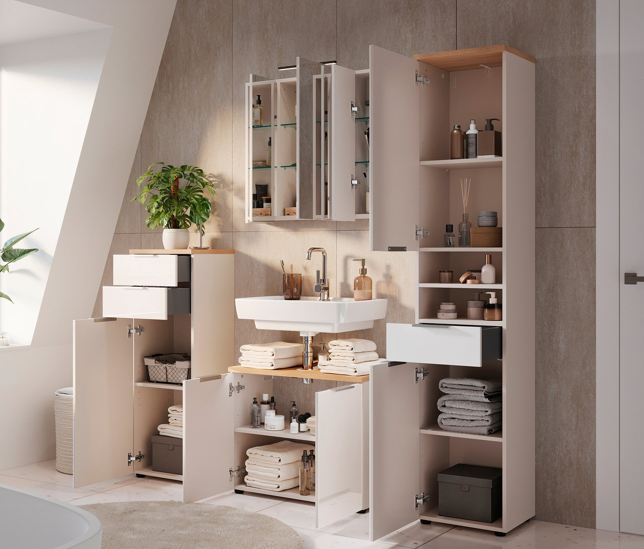 Badezimmer mit Waschbecken, Spiegel, Schränken und Handtüchern.