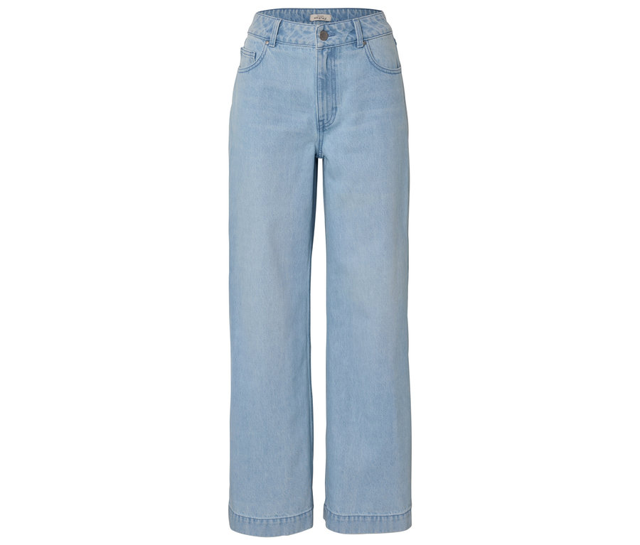 Hellblaue, ausgestellte Jeanshose mit geradem Bein und hochgekrempeltem Saum vor weißem Hintergrund.
