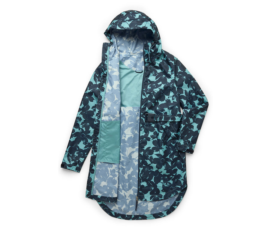 Offene, lange, hellblau-dunkelblaue Regenjacke mit Blumenmuster und Kapuze, Innentasche sichtbar.