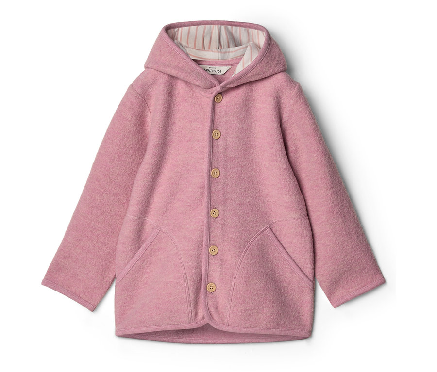 Rosa Wolljacke mit Kapuze und Holzknöpfen liegt auf einem weißen Hintergrund.