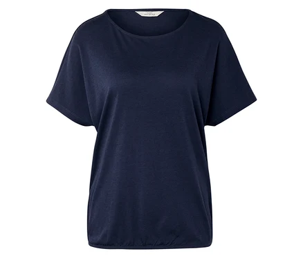 Ein marineblaues T-Shirt liegt auf einer weißen Oberfläche.