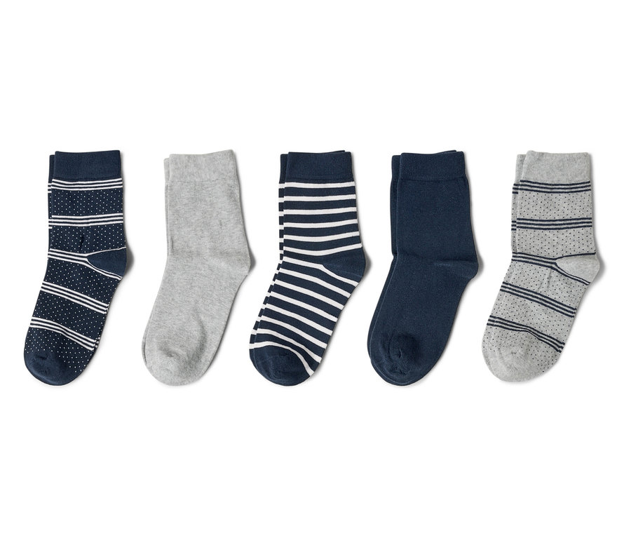 Fünf Socken in verschiedenen Farben und Mustern liegen nebeneinander.