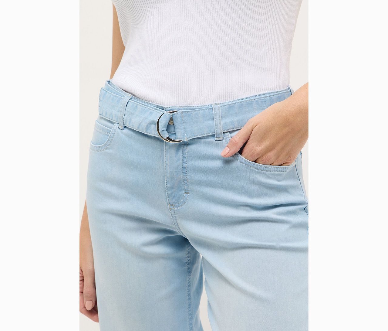 Frau trägt Angels Denim »Linn City« cropped, bleached blue. Ihre Hand steckt in der Hosentasche.