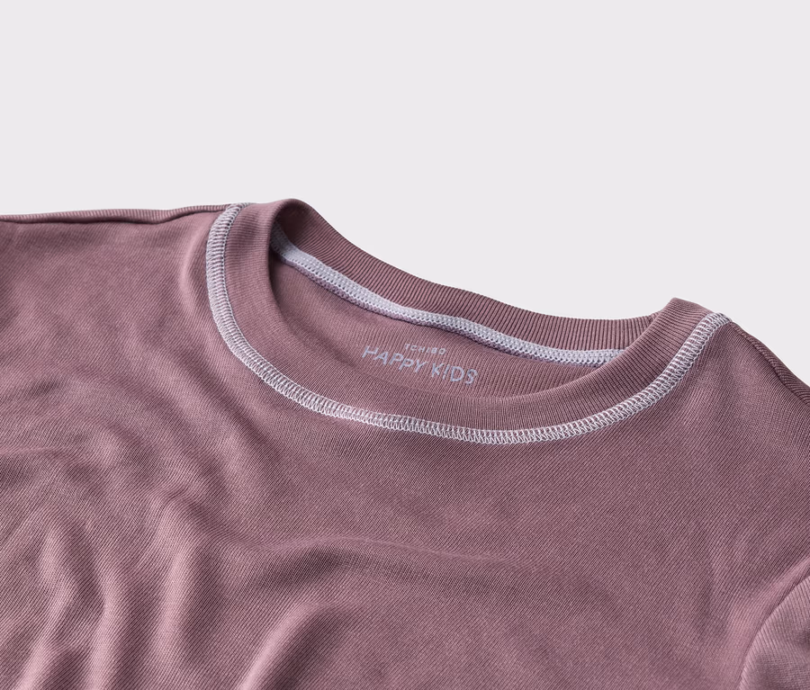 Mauvefarbenes T-Shirt mit weißen Nähten am Kragen und der Aufschrift „HAPPY KIDS“.