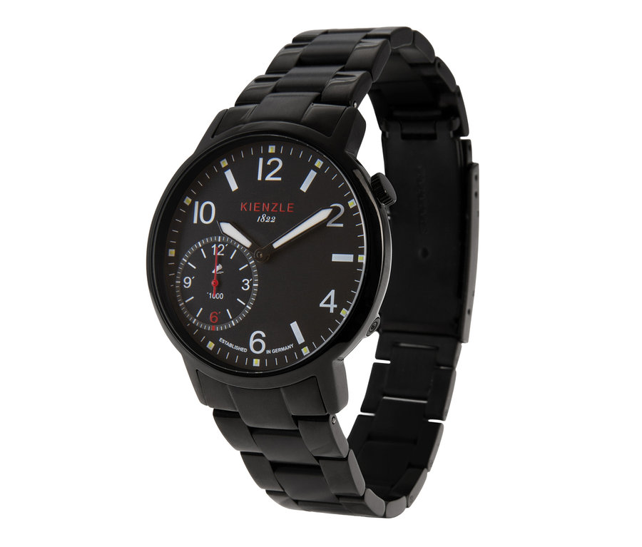 Schwarze Kienzle Armbanduhr mit schwarzem Zifferblatt, weißen Zeigern und Gliederarmband.