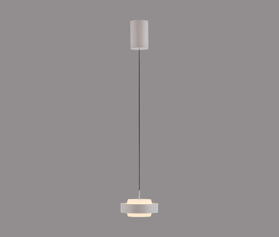 Weiße zylindrische Pendelleuchte mit schwarzem Kabel und einem mehrschichtigen Schirm, der leuchtet.
