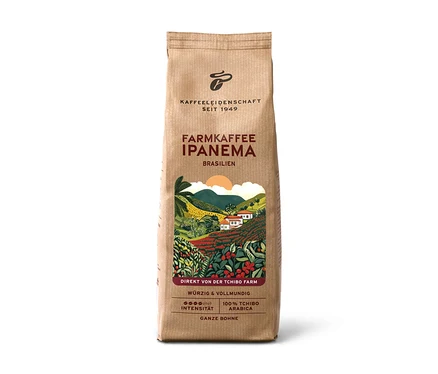 Braune Papiertüte Farmkaffee Ipanema, 500 g Ganze Bohne, mit farbiger Illustration einer Kaffeeplantage. Aufschrift: „Farmkaffee Ipanema Brasilien“, „WÜRZIG & VOLLMUNDIG“, „100 % Tchibo Arabica“.