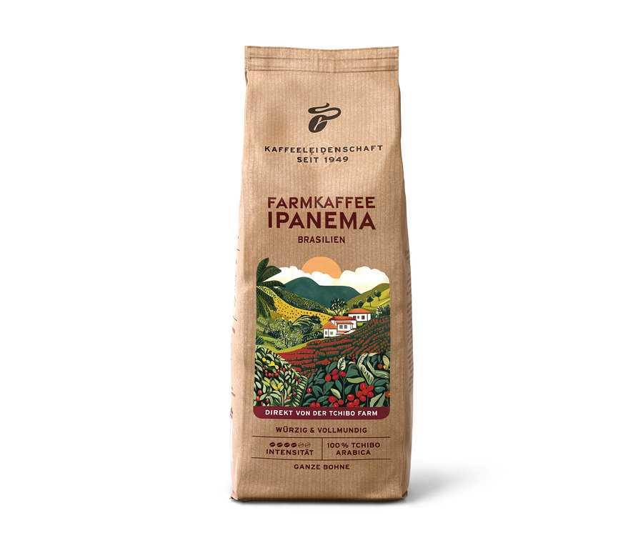 Braune Papiertüte Farmkaffee Ipanema, 500 g Ganze Bohne, mit farbiger Illustration einer Kaffeeplantage. Aufschrift: „Farmkaffee Ipanema Brasilien“, „WÜRZIG & VOLLMUNDIG“, „100 % Tchibo Arabica“.