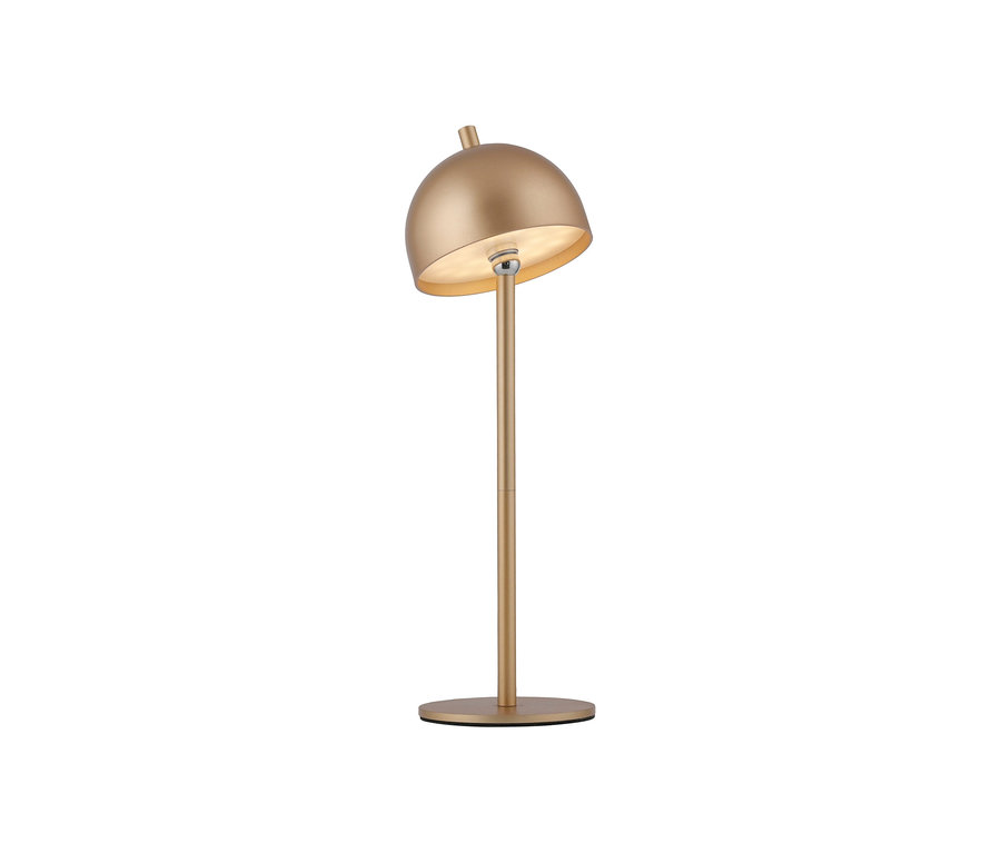 Eine goldene Tischlampe mit rundem Fuß, schlankem Ständer und einem geneigten, kuppelförmigen Schirm, der leuchtet.
