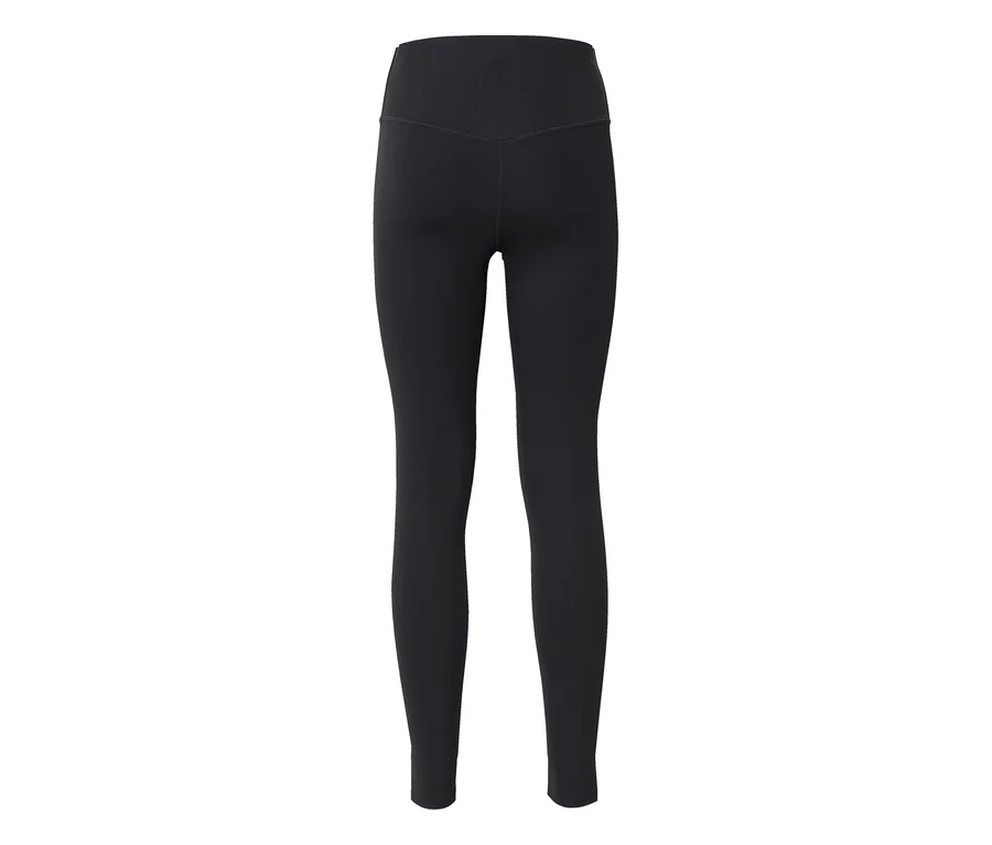 Schwarze Leggings, von hinten gesehen, mit hohem Bund und V-förmiger Naht am Rücken.