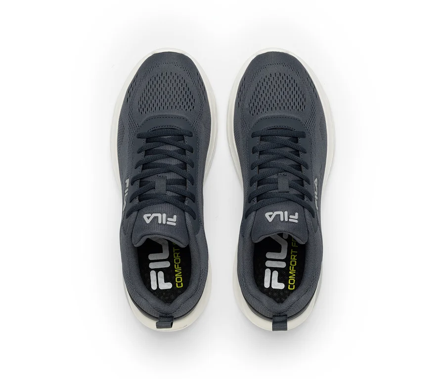 Ein Paar dunkelgraue Fila-Sneaker mit weißen Sohlen, von oben gesehen. Die Schuhe haben ein Mesh-Obermaterial und weiße Fila-Logos an den Seiten und Einlegesohlen, mit „COMFORT“-Schriftzug auf den Einlegesohlen.