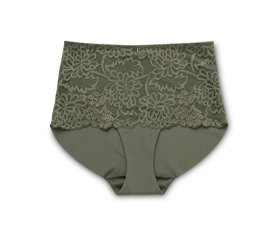 Ein einzelner, grüner Damenslip mit hoher Taille und Spitzenbesatz liegt auf einem weißen Hintergrund.