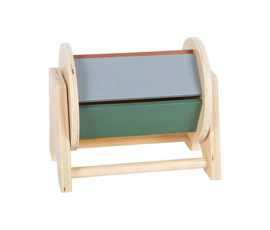 Hölzerne Montessori-Rollentrommel aus dem small foot Montessori-Bundle 3 mit hellblauem, dunkelgrünem und orangefarbenem Zylinder.
