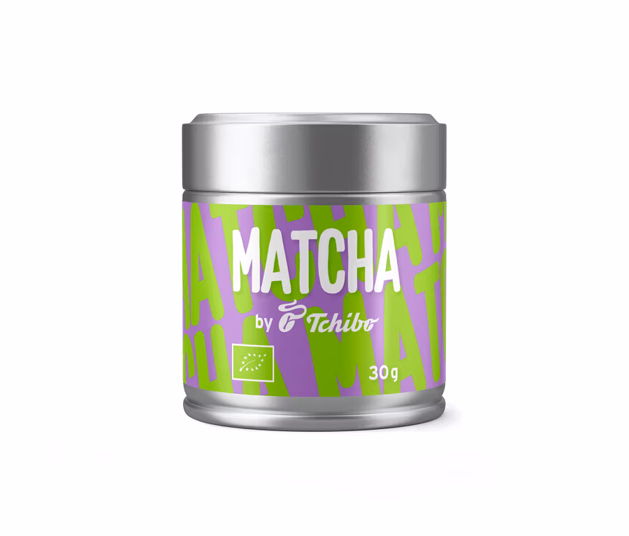 Silberne Dose BIO TC Matcha by Tchibo 30g mit lila Etikett, grünem Muster und weißer Schrift.