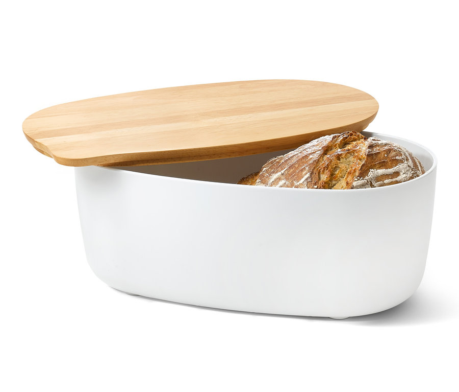 Brotkasten mit Schneidebrett, darin Brot.