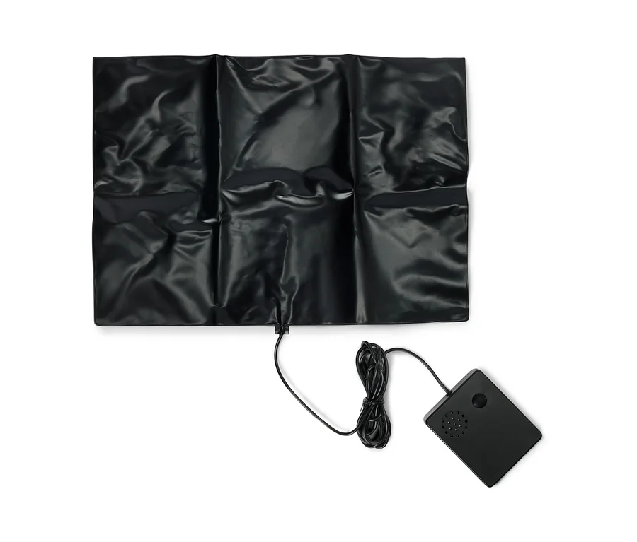 Schwarze Heizmatte mit Kabel und schwarzem Steuergerät auf weißem Hintergrund.